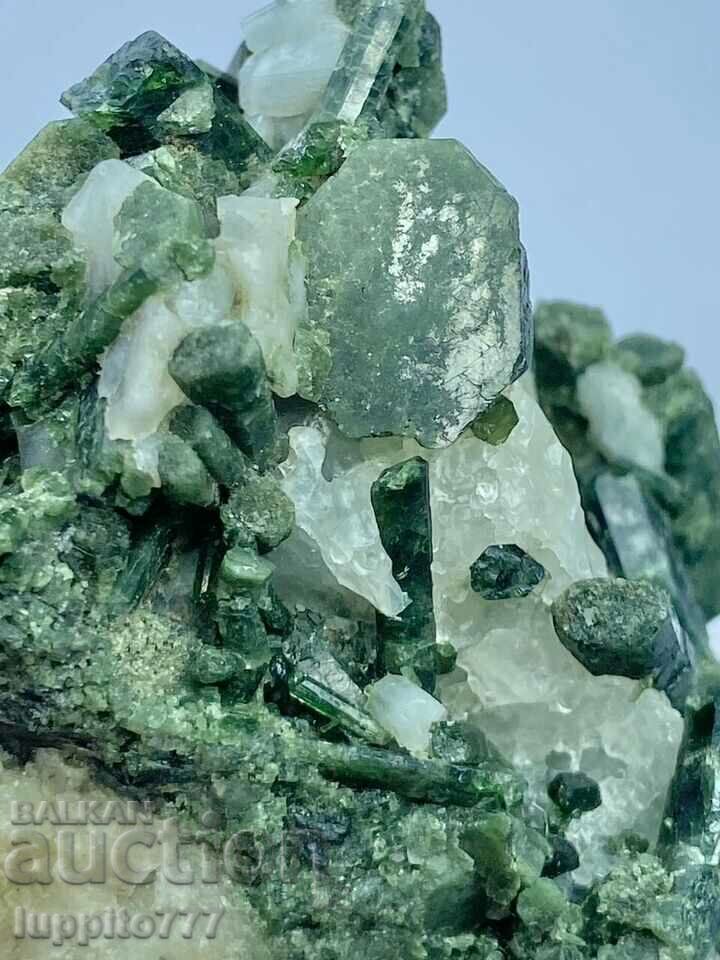 147 grams of natural green chrome diopsite on a unique matrix - 6 147 grams of natural green chrome diopsite on a unique matrix - 6