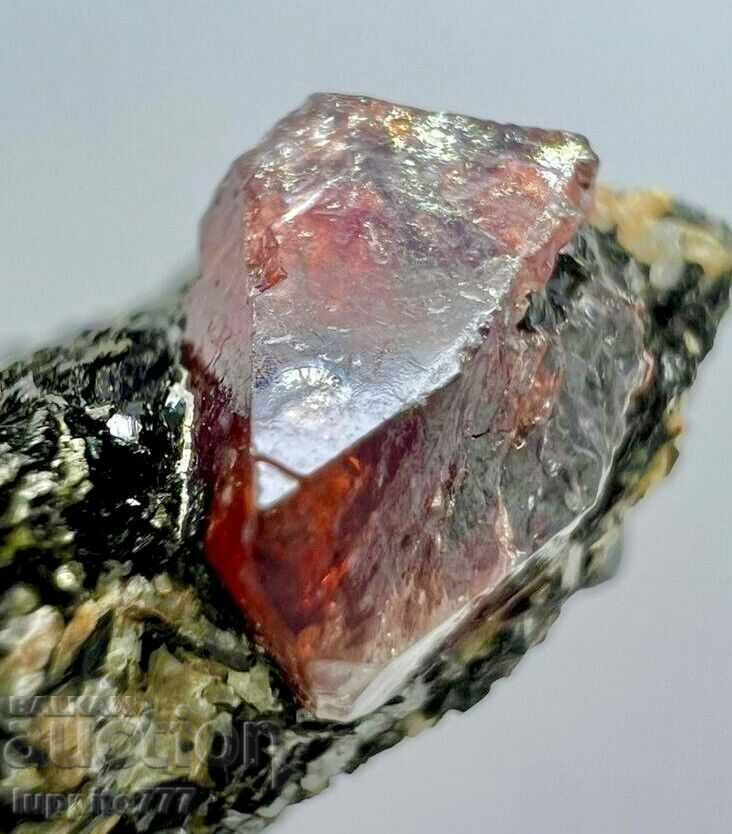 37 γραμμάρια φυσικού κόκκινου ζιργκόν σε μια μοναδική μήτρα με τιμή 145.00 BGN | € 74.14