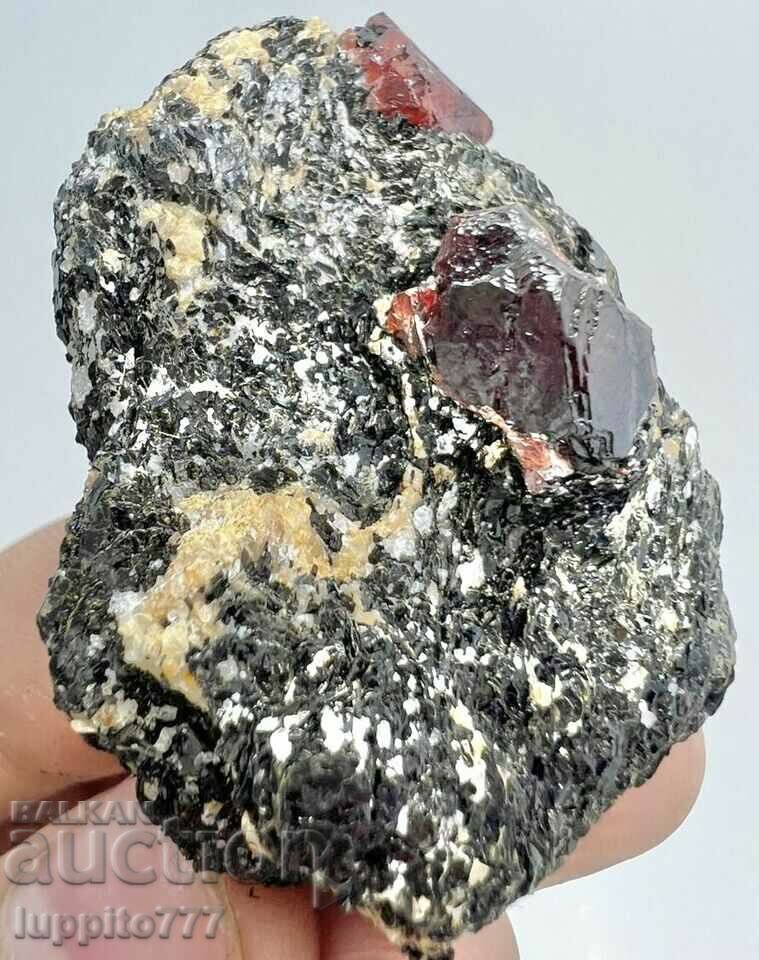 Δημοπρασία 37 γραμμάρια φυσικού κόκκινου ζιργκόν σε μια μοναδική μήτρα