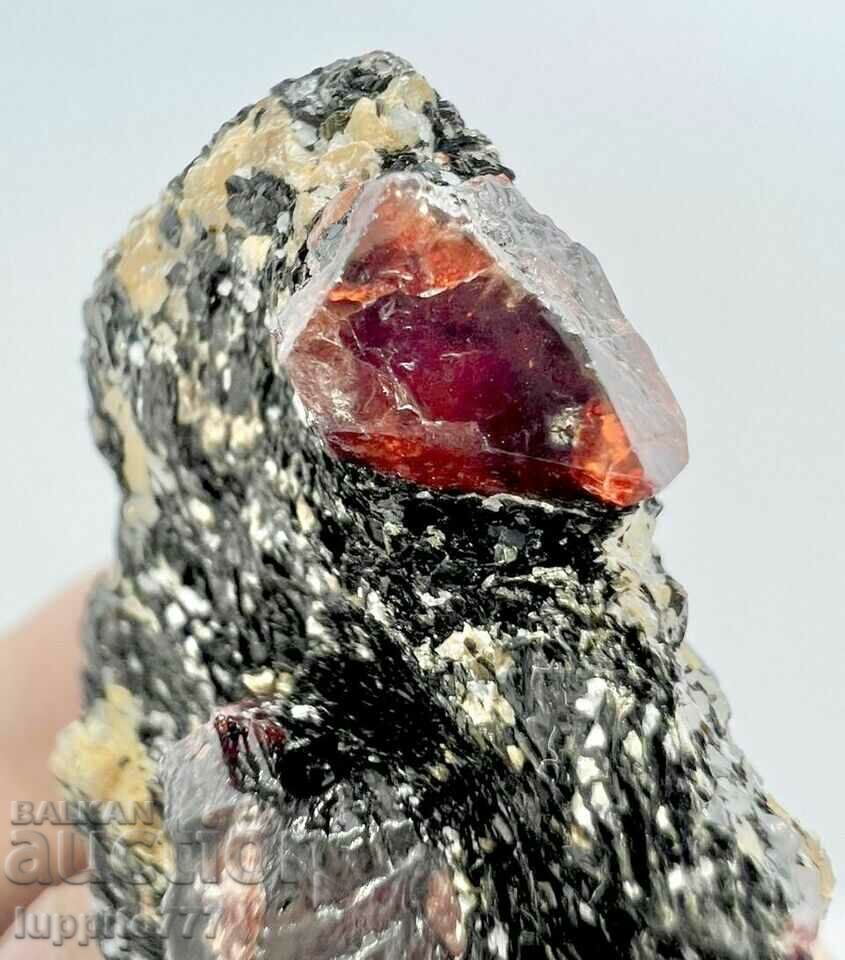 Παράδοση 37 γραμμάρια φυσικού κόκκινου ζιργκόν σε μια μοναδική μήτρα