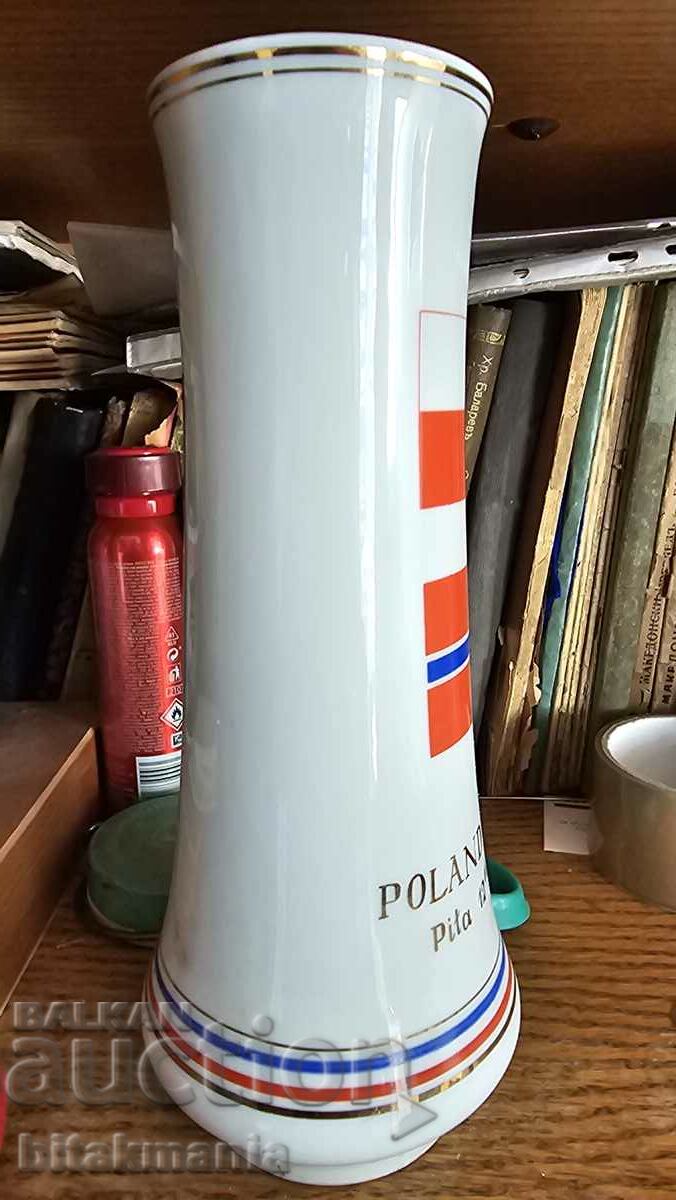 O vaza cu preț 25.00 BGN | € 12.78