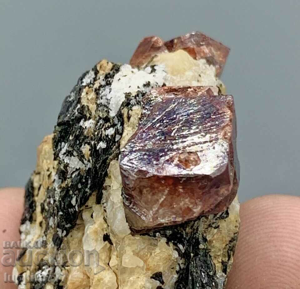 35 γραμμάρια φυσικού κόκκινου ζιργκόν σε μια μοναδική μήτρα με τιμή 145.00 BGN | € 74.14