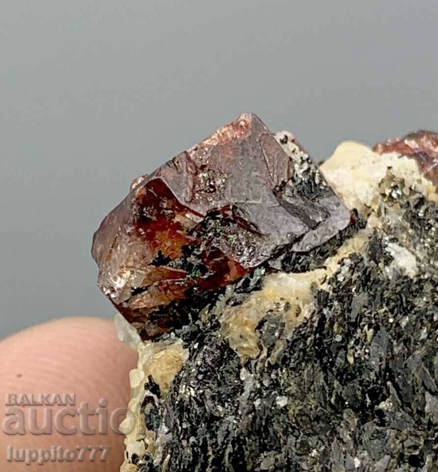 Δημοπρασία 35 γραμμάρια φυσικού κόκκινου ζιργκόν σε μια μοναδική μήτρα