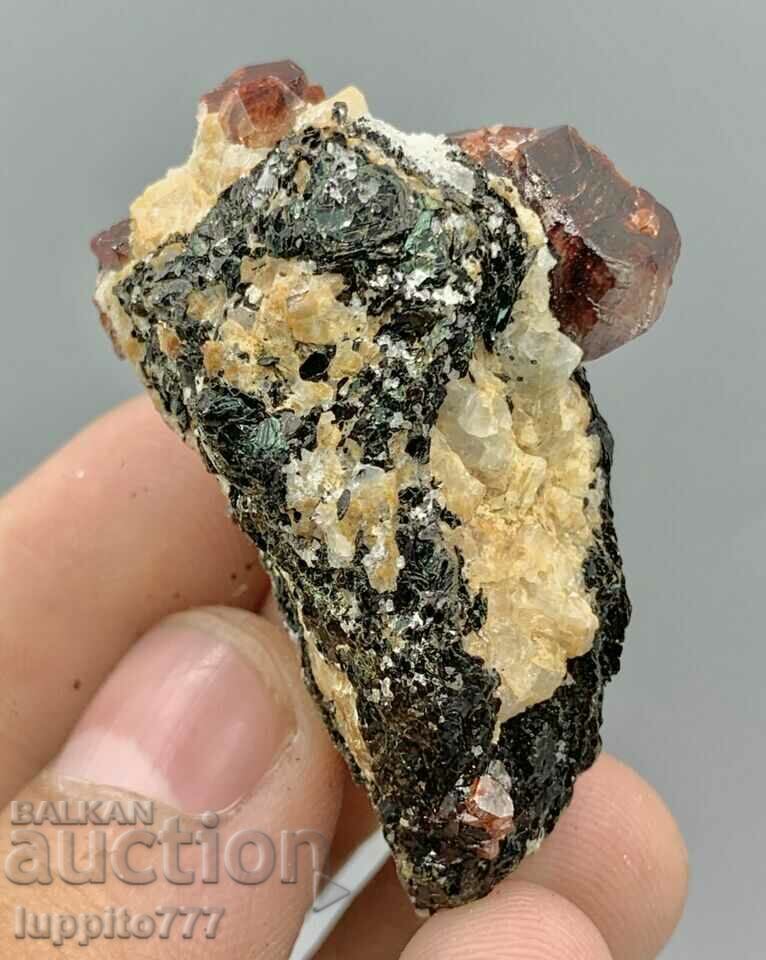 Παράδοση 35 γραμμάρια φυσικού κόκκινου ζιργκόν σε μια μοναδική μήτρα