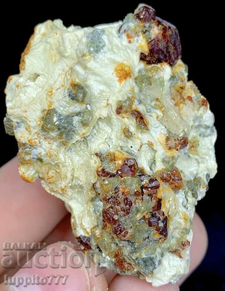 Παράδοση 35 γραμμάρια φυσικού κόκκινου ζιργκόν σε μια μοναδική μήτρα Παράδοση 35 γραμμάρια φυσικού κόκκινου ζιργκόν σε μια μοναδική μήτρα