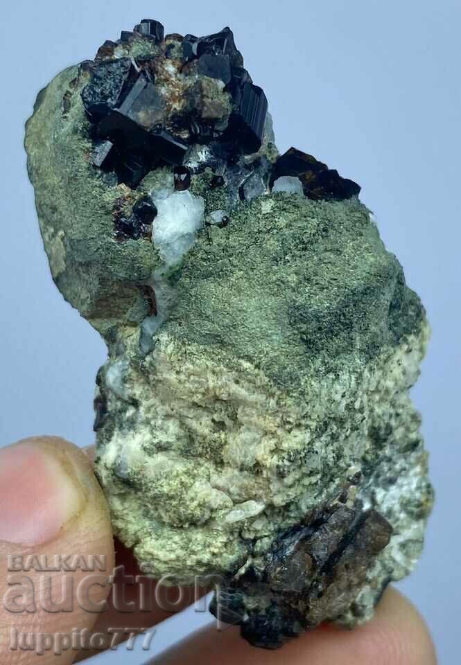 Παράδοση 38 γραμμάρια φυσικού βεσουβιανίτη με αλβίτη σε μια μοναδική μήτρα Παράδοση 38 γραμμάρια φυσικού βεσουβιανίτη με αλβίτη σε μια μοναδική μήτρα