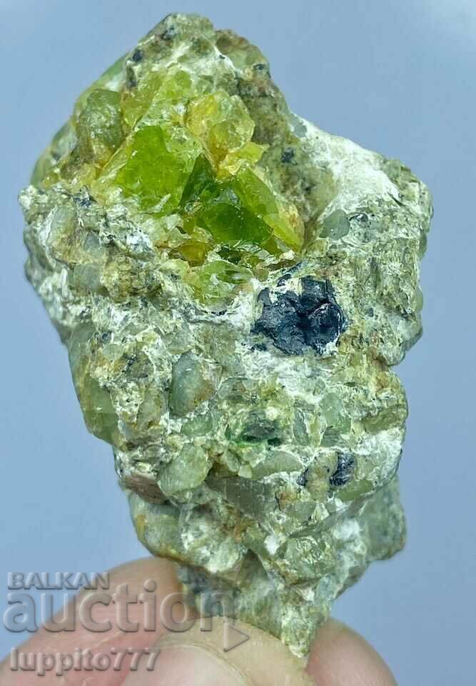 Παράδοση 66 γραμμάρια φυσικού περίδοτου σε μια μοναδική μήτρα