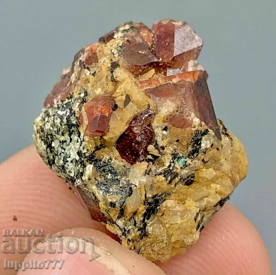 Delivery of 10 grams of natural red zircon per unique matrix Delivery of 10 grams of natural red zircon per unique matrix