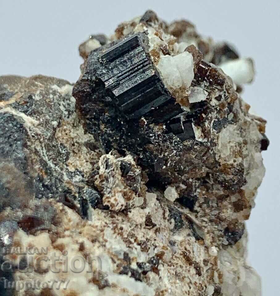 Παράδοση 46 γραμμάρια φυσικού βεσουβιανίτη με αλβίτη σε μια μοναδική μήτρα