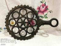 Beautiful wrought iron hot serving mat