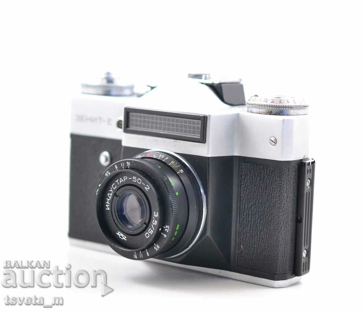 Aparat foto ZENIT E USSR + Lens Industar 50-2 3.5/50 cu preț 65.00 BGN | € 33.23