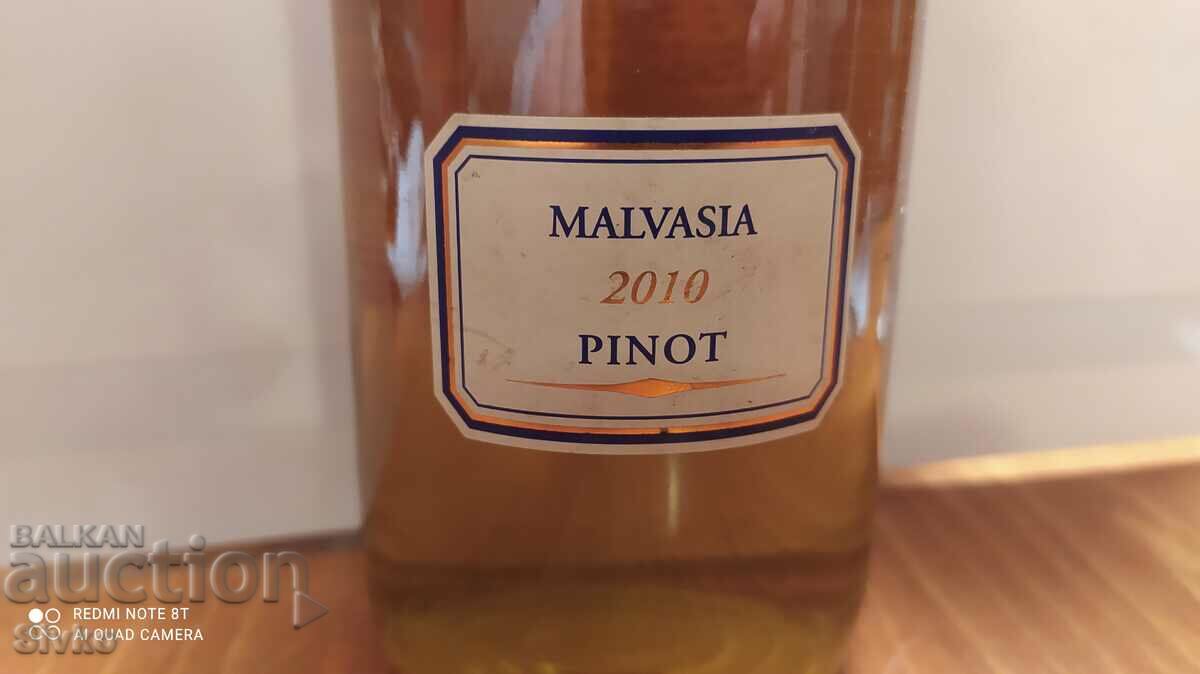 Wine Italy 2010 blend of malvasia and pinot with price 49.99 BGN | € 25.56 Wine Italy 2010 blend of malvasia and pinot with price 49.99 BGN | € 25.56