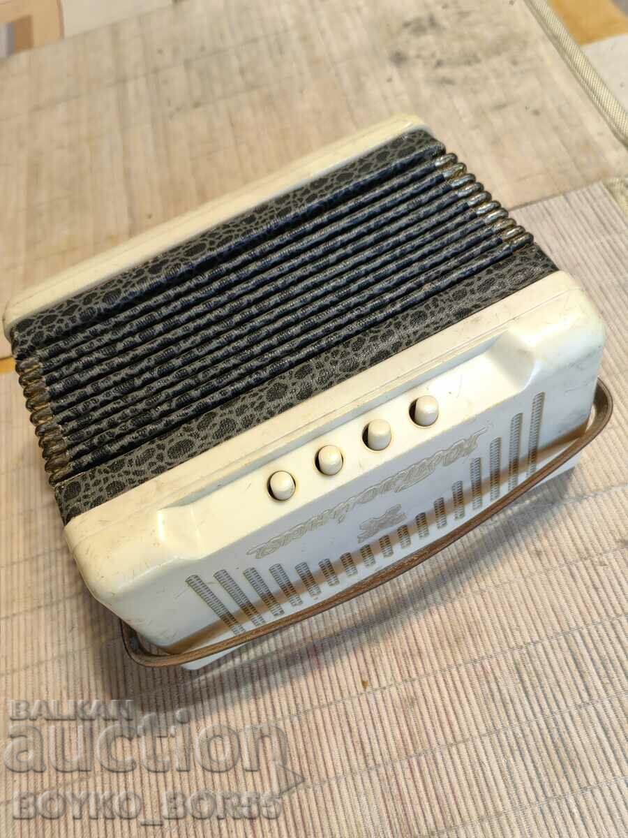 Foarte rar Acordeonul pentru copii din Rusia Social URSS Vyatka Yubileynaya cu preț 25.00 BGN | € 12.78 Foarte rar Acordeonul pentru copii din Rusia Social URSS Vyatka Yubileynaya cu preț 25.00 BGN | € 12.78