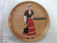 O farfurie de lemn de la Sotsa cu o fată pictată în bulgară. costum