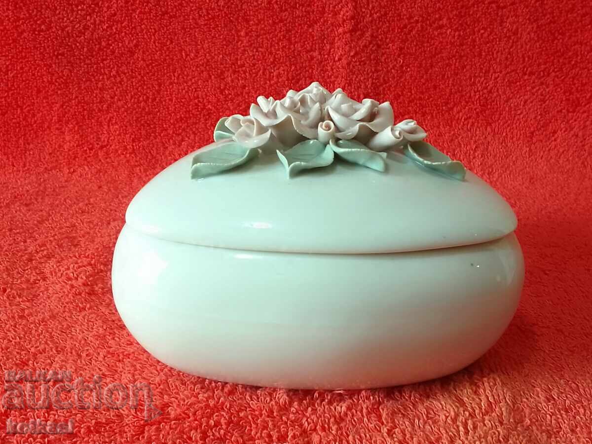 Old Bulgarian porcelain jewelry box, Bulgaria, without chips with price 55.50 BGN | € 28.38 Old Bulgarian porcelain jewelry box, Bulgaria, without chips with price 55.50 BGN | € 28.38