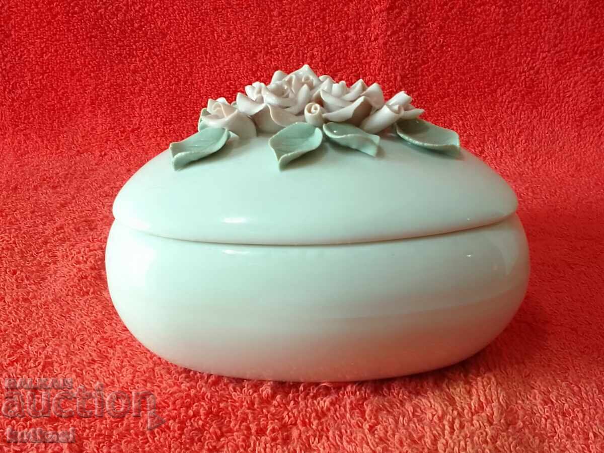 Auction Old Bulgarian porcelain jewelry box, Bulgaria, without chips Auction Old Bulgarian porcelain jewelry box, Bulgaria, without chips