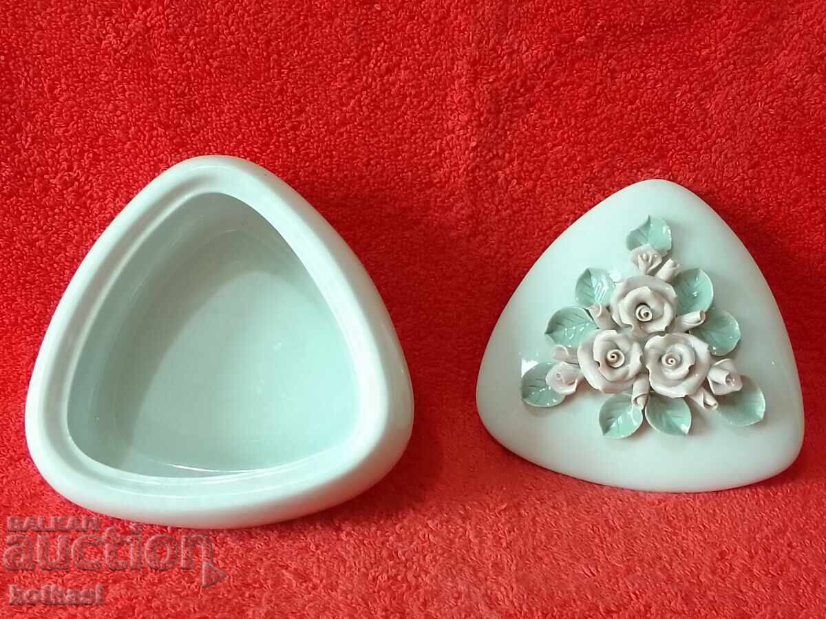 Delivery of Old Bulgarian porcelain jewelry box, Bulgaria, without chips Delivery of Old Bulgarian porcelain jewelry box, Bulgaria, without chips