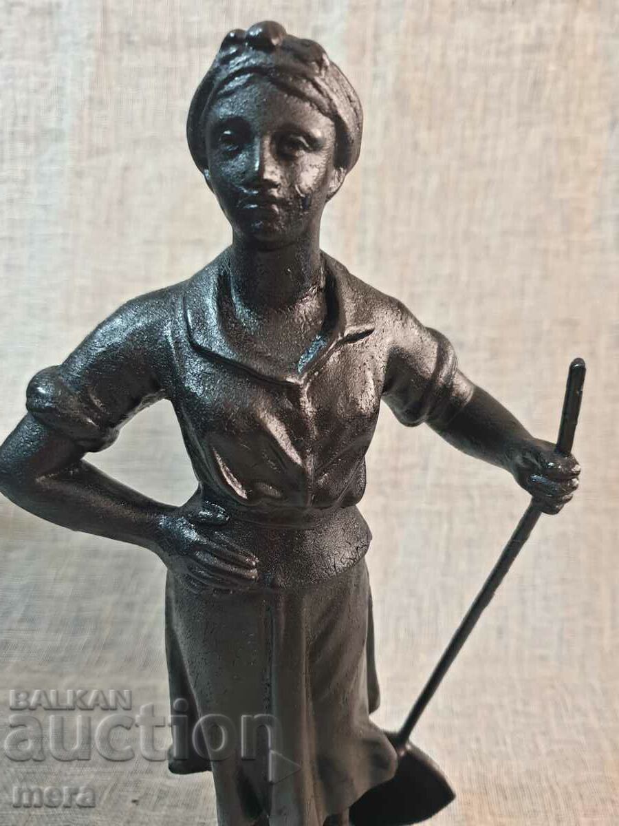 Plastic metal antic cu preț 300.00 BGN | € 153.39 Plastic metal antic cu preț 300.00 BGN | € 153.39