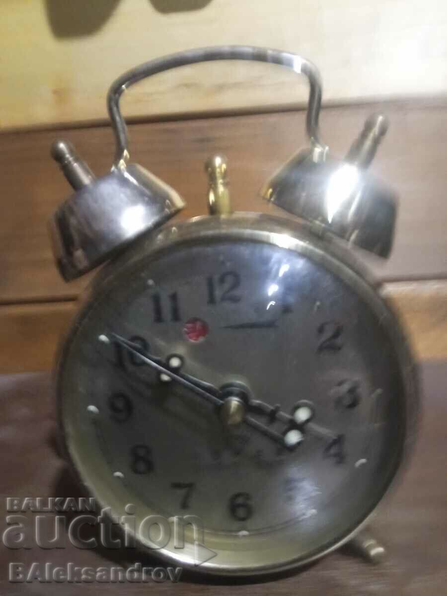 Стар будилник с календар с цена 8.00 лв. | € 4.09 Стар будилник с календар с цена 8.00 лв. | € 4.09