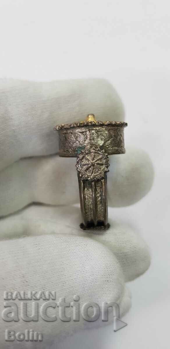 Ένα σπάνιο αναγεννησιακό δαχτυλίδι από ασημένιο επιχρυσωμένο σμάλτο του 19ου αιώνα με τιμή 160.00 BGN | € 81.81 Ένα σπάνιο αναγεννησιακό δαχτυλίδι από ασημένιο επιχρυσωμένο σμάλτο του 19ου αιώνα με τιμή 160.00 BGN | € 81.81