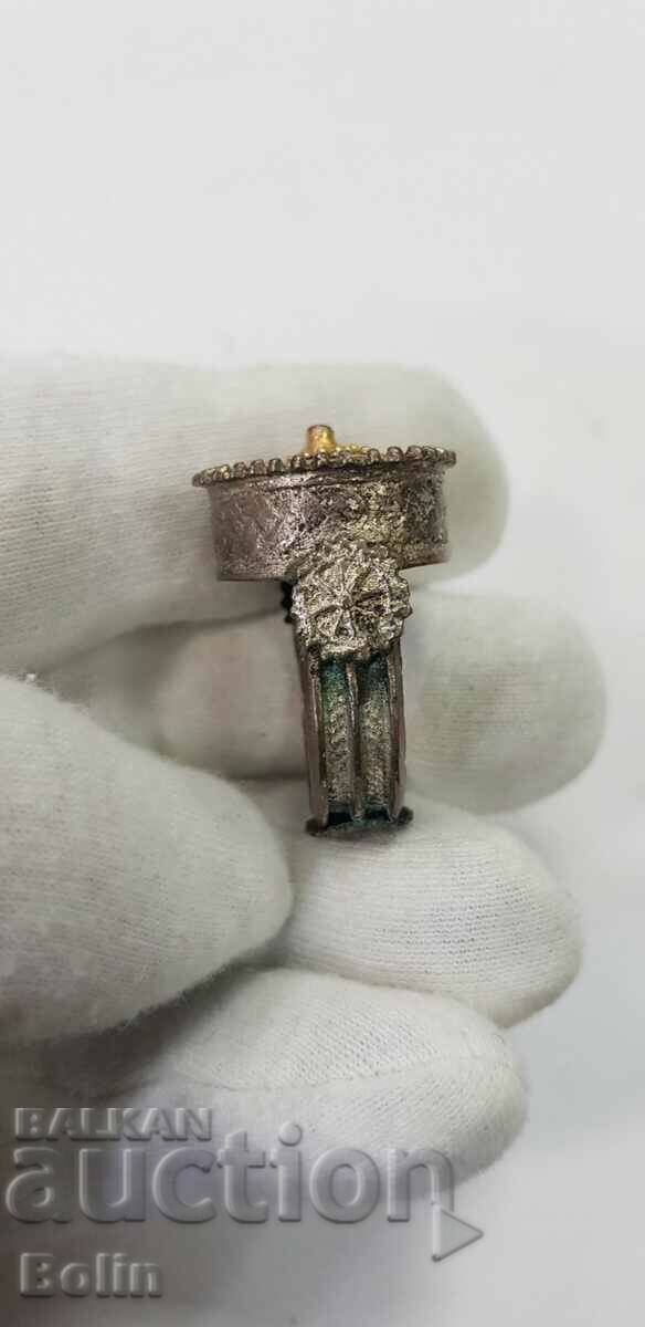 Δημοπρασία Ένα σπάνιο αναγεννησιακό δαχτυλίδι από ασημένιο επιχρυσωμένο σμάλτο του 19ου αιώνα Δημοπρασία Ένα σπάνιο αναγεννησιακό δαχτυλίδι από ασημένιο επιχρυσωμένο σμάλτο του 19ου αιώνα