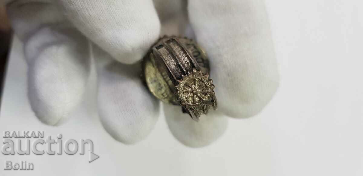 Ένα σπάνιο αναγεννησιακό δαχτυλίδι από ασημένιο επιχρυσωμένο σμάλτο του 19ου αιώνα - 5 Ένα σπάνιο αναγεννησιακό δαχτυλίδι από ασημένιο επιχρυσωμένο σμάλτο του 19ου αιώνα - 5