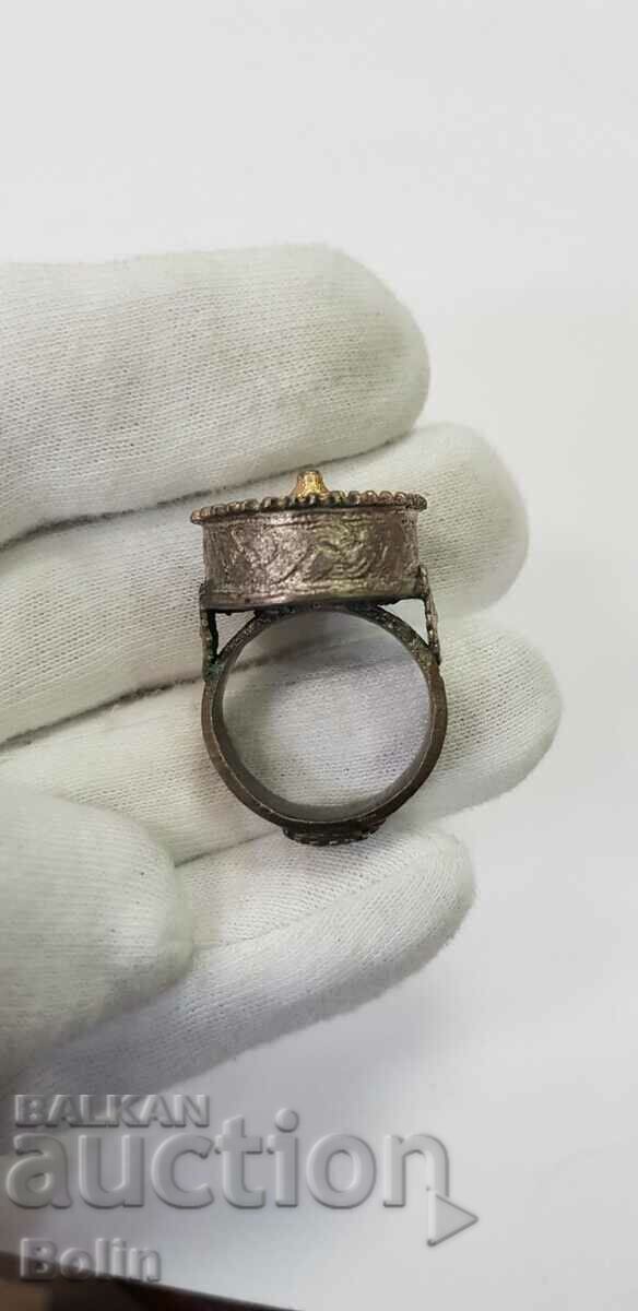 Ένα σπάνιο αναγεννησιακό δαχτυλίδι από ασημένιο επιχρυσωμένο σμάλτο του 19ου αιώνα - 6 Ένα σπάνιο αναγεννησιακό δαχτυλίδι από ασημένιο επιχρυσωμένο σμάλτο του 19ου αιώνα - 6