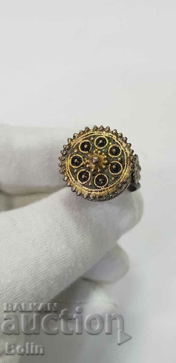 Un rar inel renascentist din argint din secolul al XIX-lea cu email smalț aurit