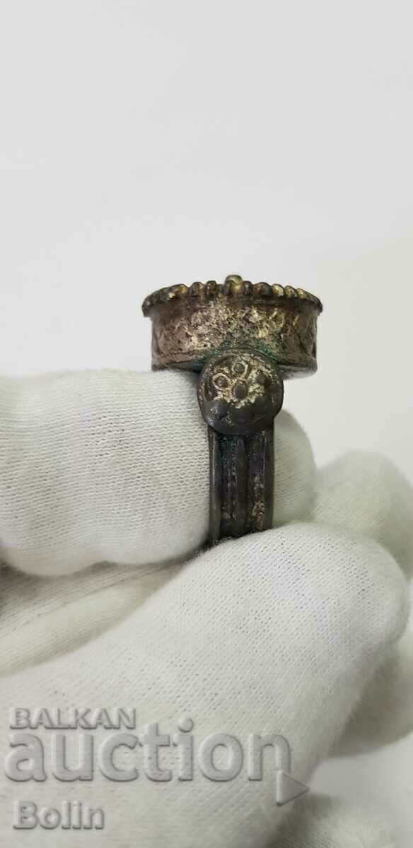 Licitație Un rar inel renascentist din argint din secolul al XIX-lea cu email smalț aurit