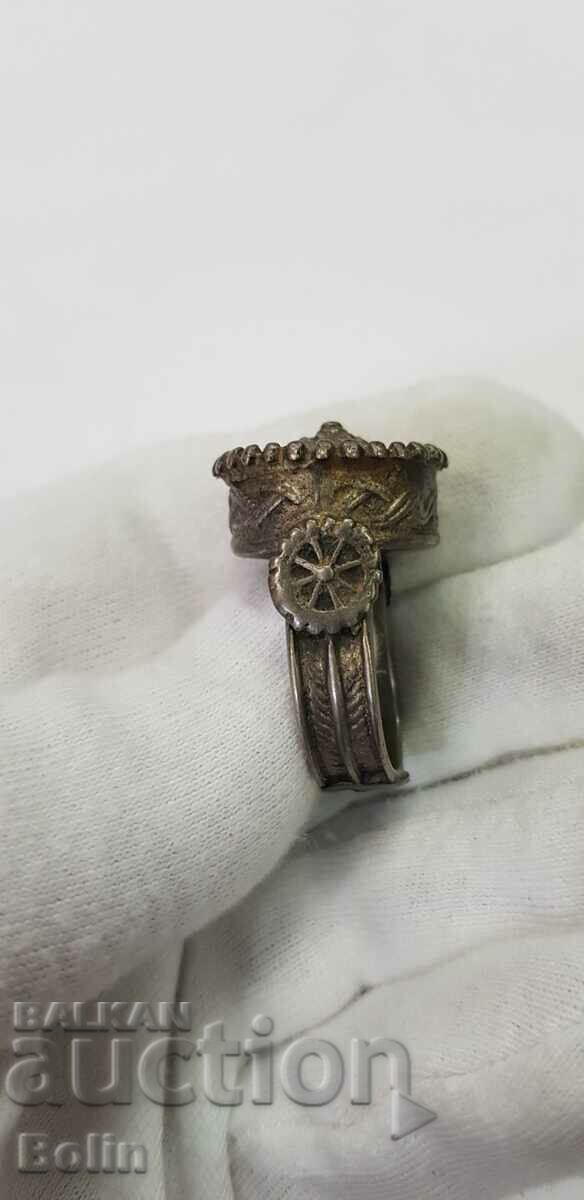 Un rar inel renascentist din argint din secolul 19-20 cu preț 120.00 BGN | € 61.36 Un rar inel renascentist din argint din secolul 19-20 cu preț 120.00 BGN | € 61.36