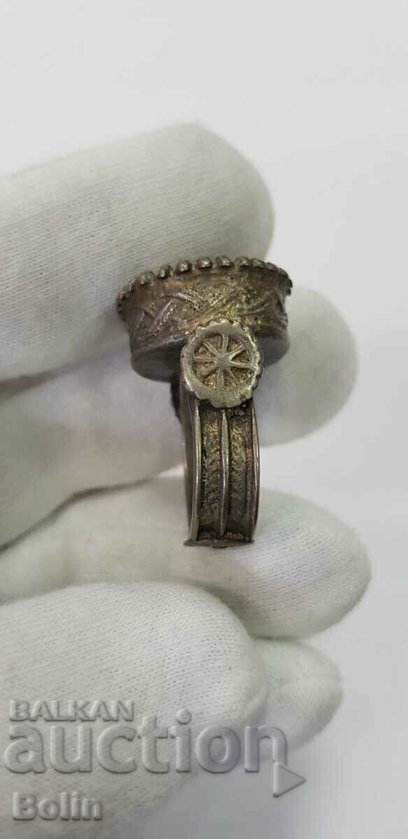 Livrarea Un rar inel renascentist din argint din secolul 19-20 Livrarea Un rar inel renascentist din argint din secolul 19-20