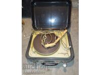 Стар съветски грамофон в бакелитена куфар