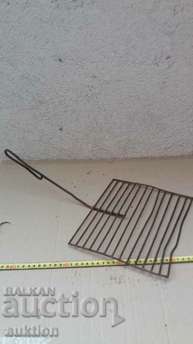 OLD SOLID METAL GRILL - 5 OLD SOLID METAL GRILL - 5