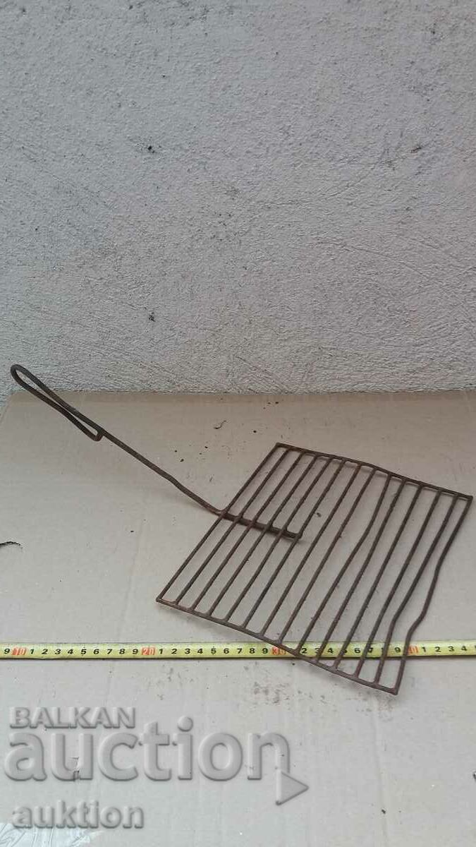 OLD SOLID METAL GRILL - 6 OLD SOLID METAL GRILL - 6
