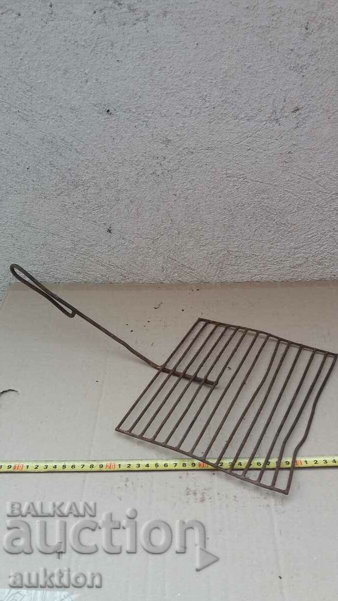 OLD SOLID METAL GRILL - 7 OLD SOLID METAL GRILL - 7