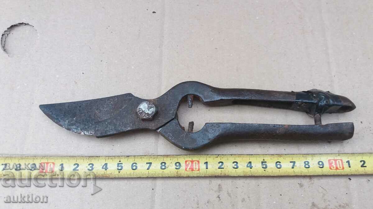 SOC. MASSIVE VINEYARD SCISSORS with price 2.99 BGN | € 1.53 SOC. MASSIVE VINEYARD SCISSORS with price 2.99 BGN | € 1.53