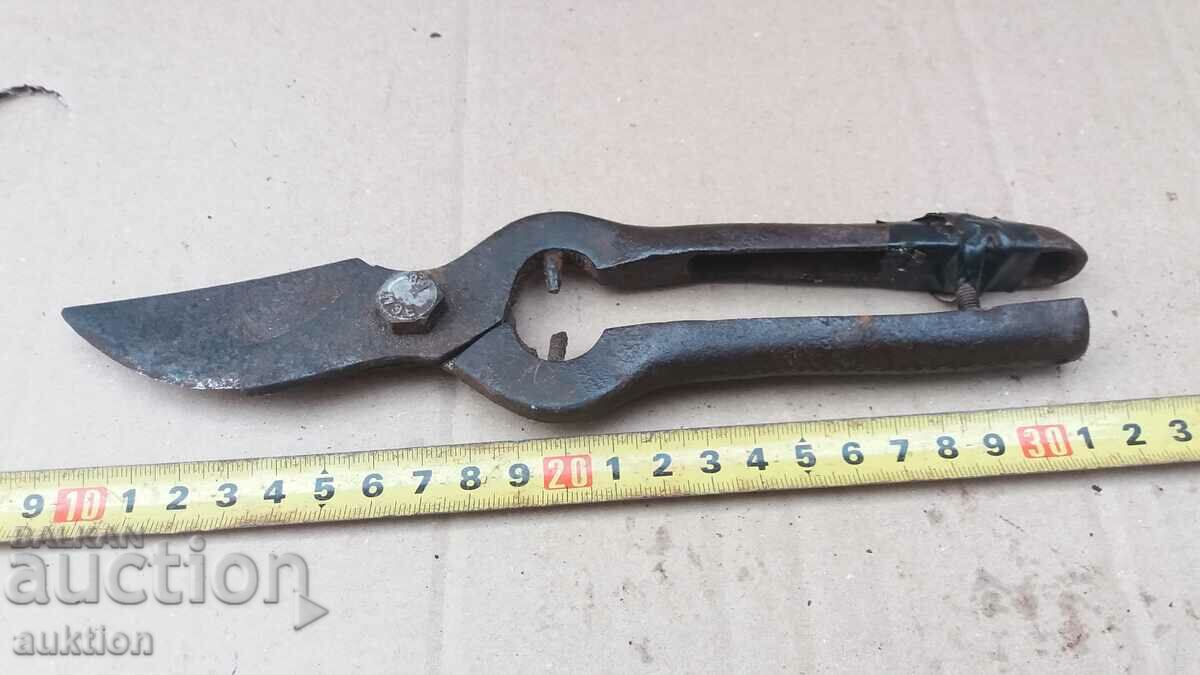 Auction SOC. MASSIVE VINEYARD SCISSORS Auction SOC. MASSIVE VINEYARD SCISSORS