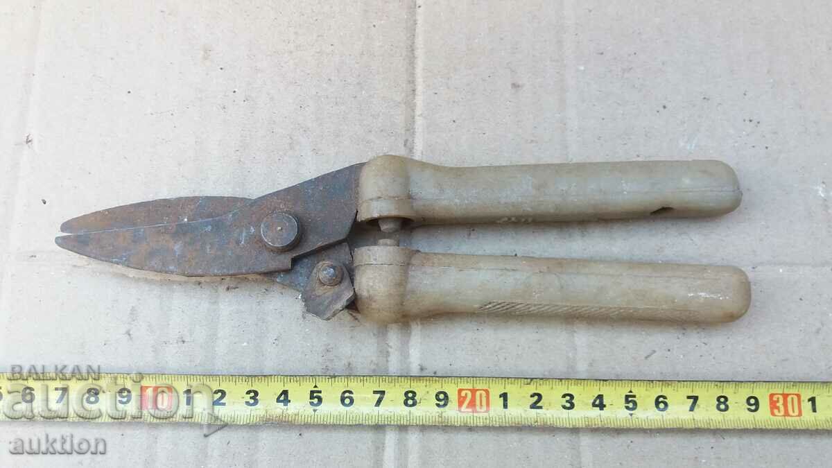 OLD SCISSORS FOR CUTTING SHEET METAL with price 2.99 BGN | € 1.53 OLD SCISSORS FOR CUTTING SHEET METAL with price 2.99 BGN | € 1.53