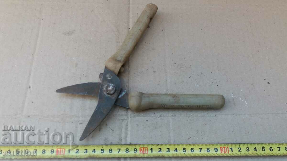 Delivery of OLD SCISSORS FOR CUTTING SHEET METAL Delivery of OLD SCISSORS FOR CUTTING SHEET METAL