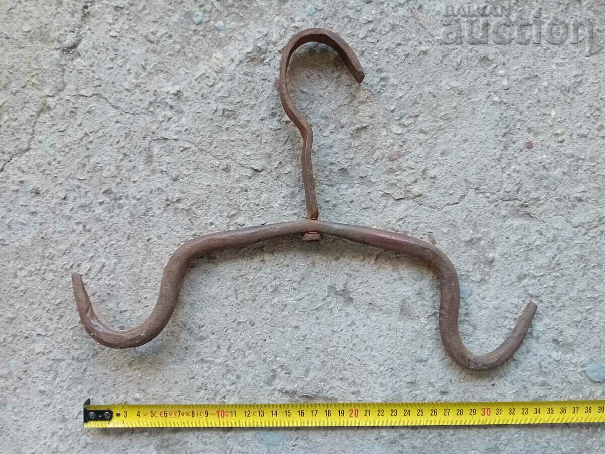 Старинна ръчно кована кука за дране ченгел с цена 31.00 лв. | € 15.85 Старинна ръчно кована кука за дране ченгел с цена 31.00 лв. | € 15.85