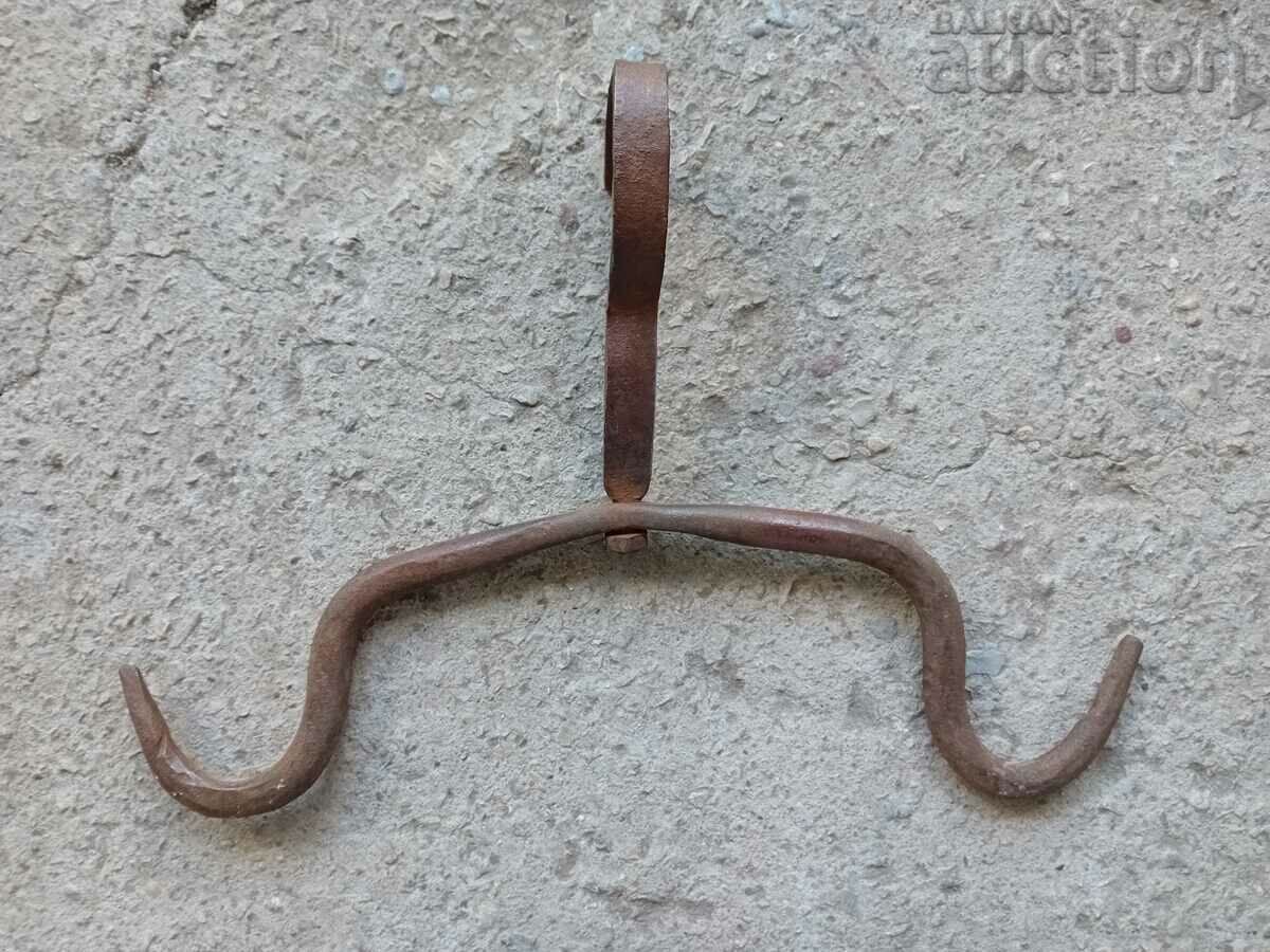 Аукцион Старинна ръчно кована кука за дране ченгел Аукцион Старинна ръчно кована кука за дране ченгел