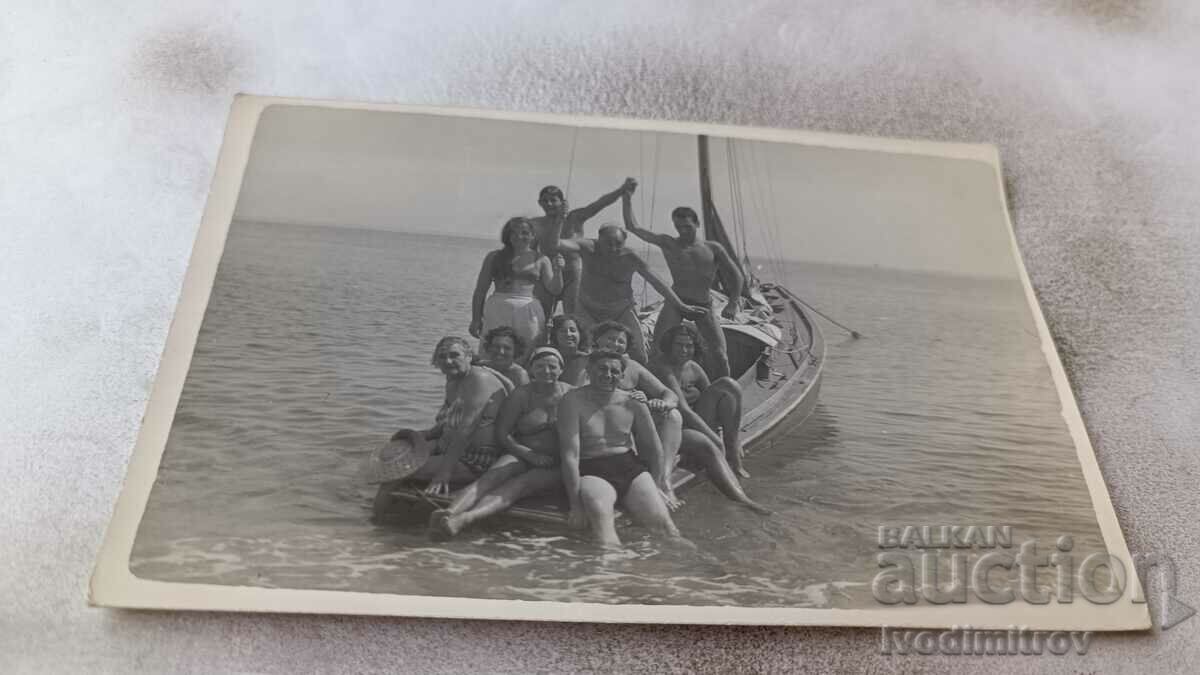 Photo Men and women on a raft in the sea