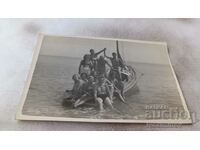 Photo Men and women on a raft in the sea