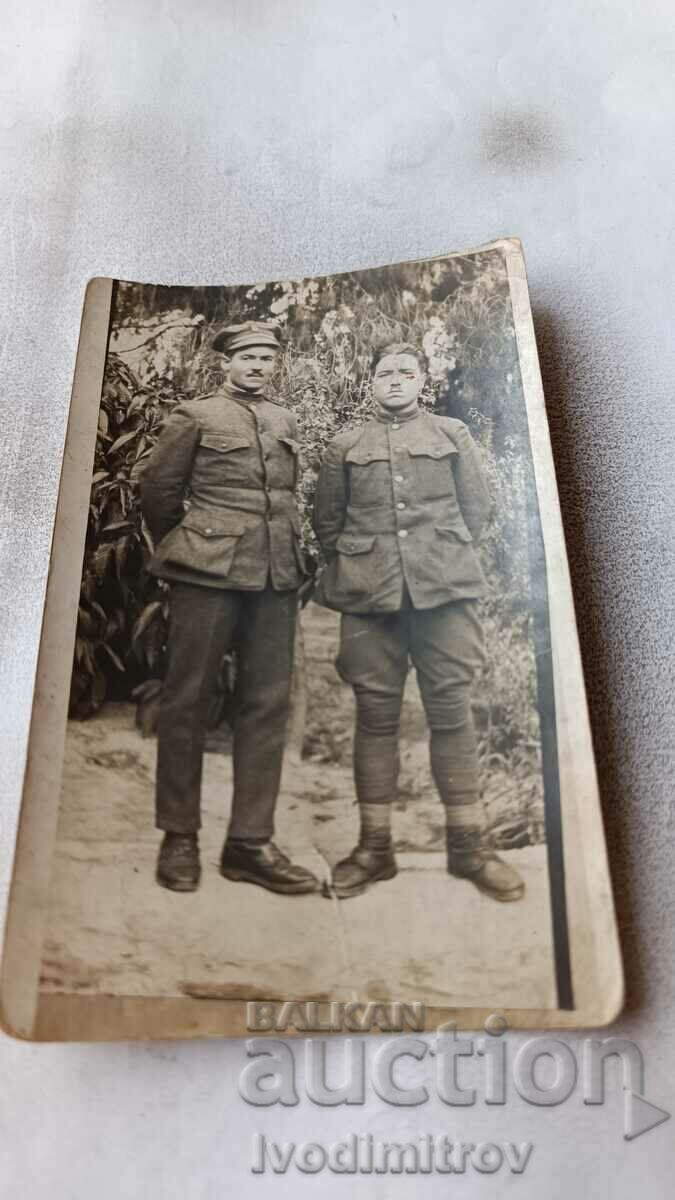 Снимка Двама войници