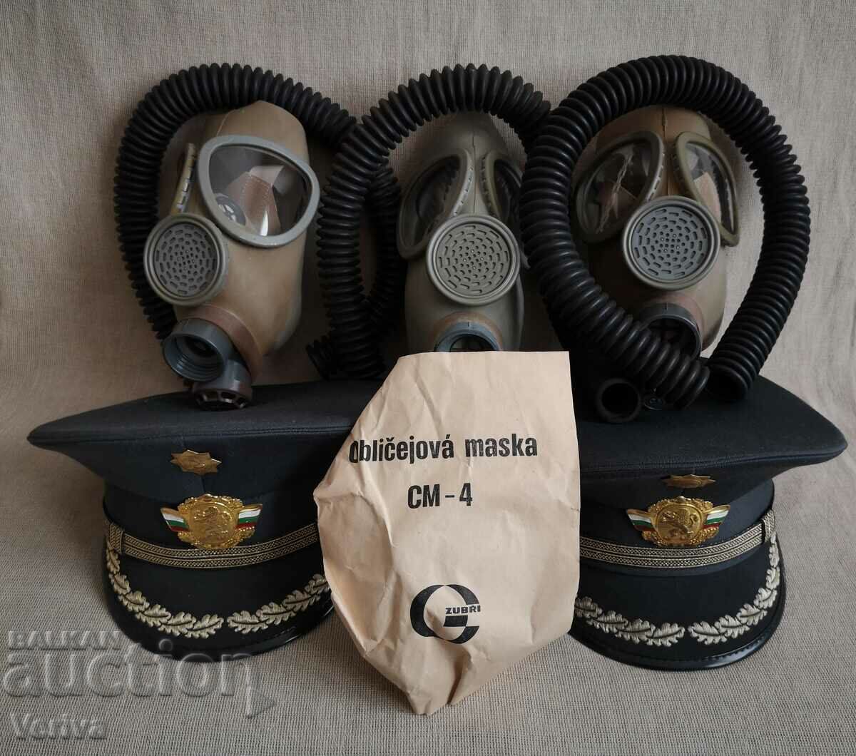 Πολλές παλιές μάσκες αερίου και καπάκια