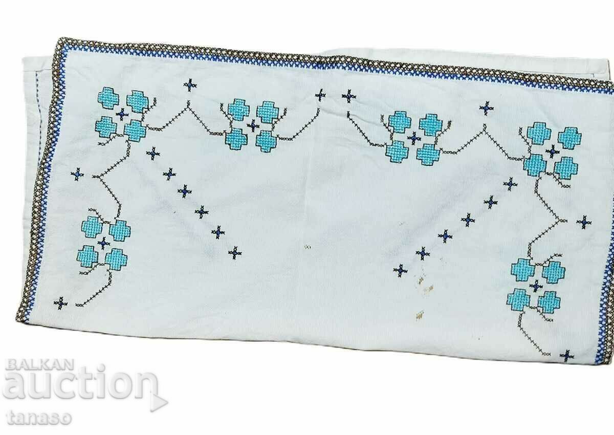 Delivery of Embroidered tablecloth - square (17.4)