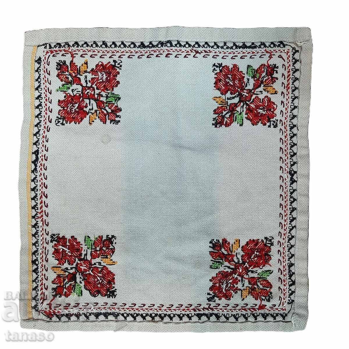 Малка бродирана покривка за маса - каре (17.4) с цена € 9.00 | 17.60 лв.