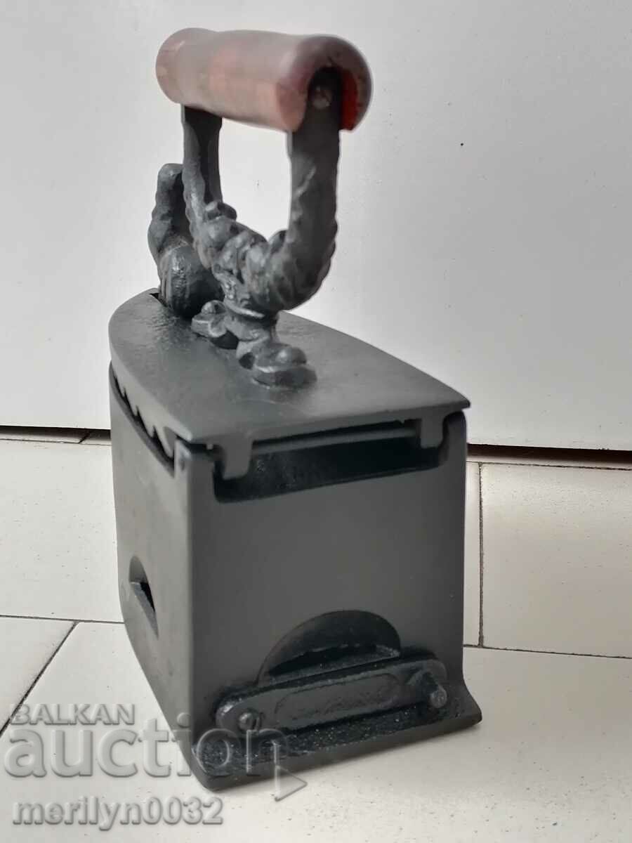 Δημοπρασία Ένα παλιό σίδερο στη φωτιά