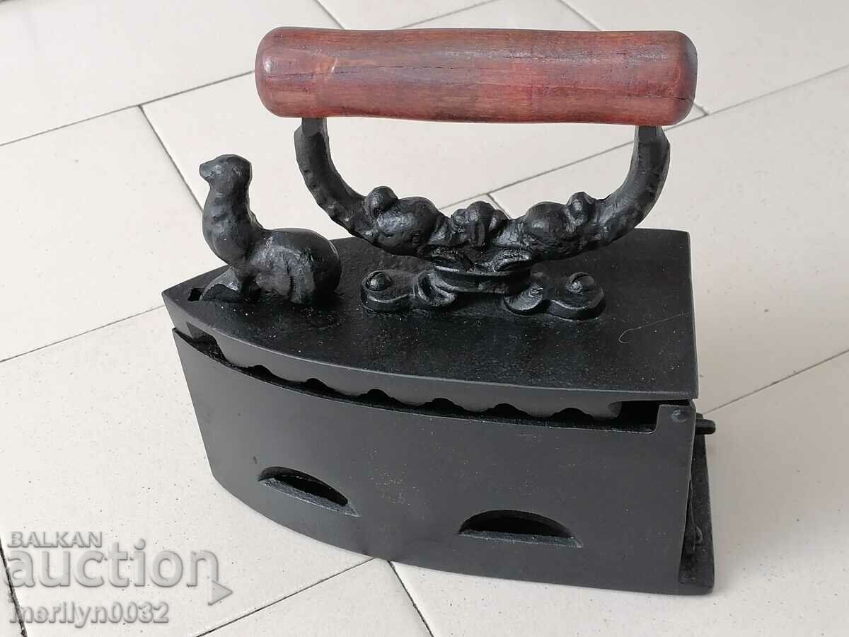 Παράδοση Ένα παλιό σίδερο στη φωτιά