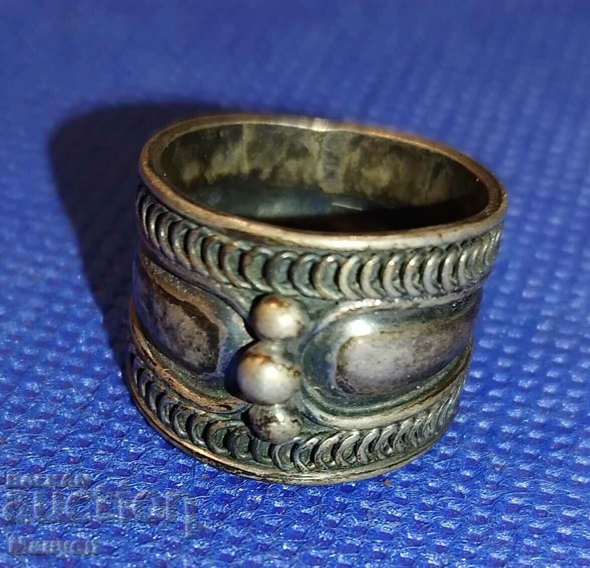 Un inel vechi de argint.